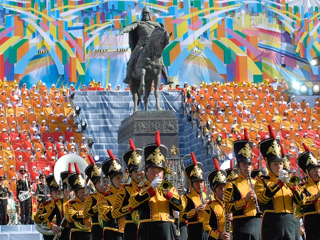 Москва сегодня отметит День города под девизом "Лучший город Земли". Доказать это попытаются тысячи артистов и музыкантов, задействованных в сотнях праздничных мероприятий, рассчитанных на два дня