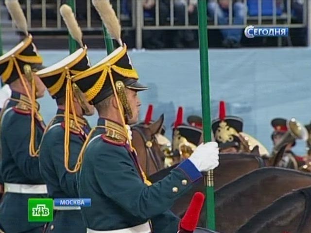Торжественное открытие международного военно-музыкального фестиваля "Спасская башня" состоится в субботу на Красной площади в Москве, в церемонии примут участие военные оркестры более чем из 12 государств