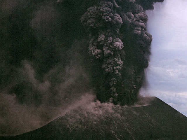 На Камчатке очередное извержение вулкана 