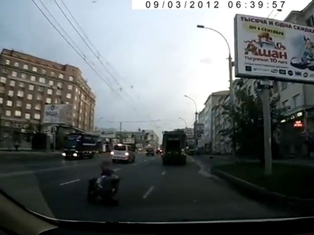 В центре Новосибирска водитель снял на камеру, как мужчина пытался подбросить труп под колеса его машины