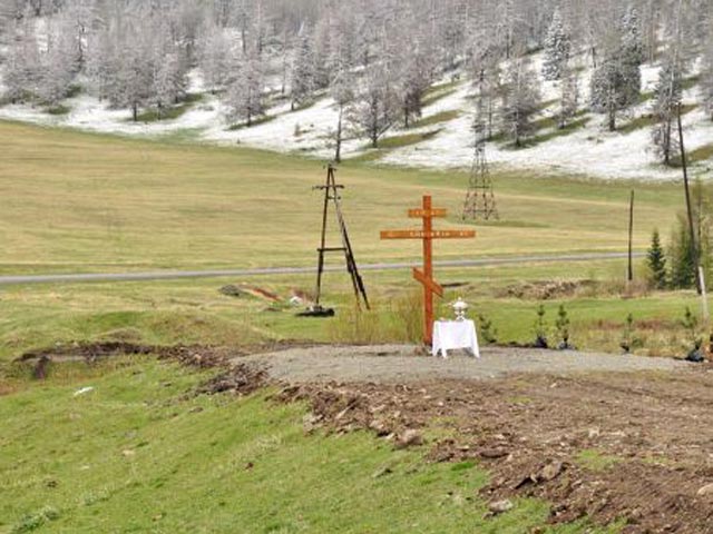 Село Топучая, освящение поклонного креста, май 2012 года