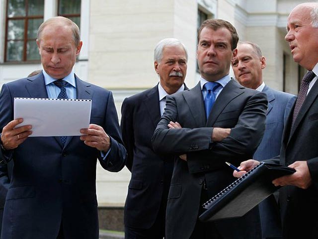 Президент России Владимир Путин внес в Госдуму законопроект о повышении предельного рабочего возраста чиновникам до 70 лет
