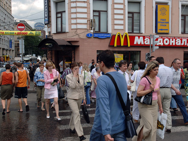 Три четверти россиян считают, что между москвичами и жителями регионов существует неприязнь, еще больше граждан страны уверены, что российская столица "жирует" за счет провинции