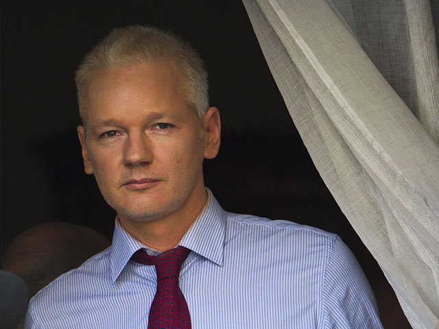 Дружественные основателю WikiLeaks Джулиану Ассанжу знаменитости, собравшие 200 тысяч фунтов стерлингов (около 300 тысяч долларов), предположительно, потеряли их в результате того, что он нарушил условия освобождения под залог