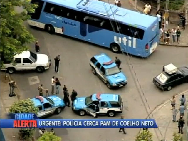 В Бразилии преступник, скрываясь от полиции, захватил автобус с детьми