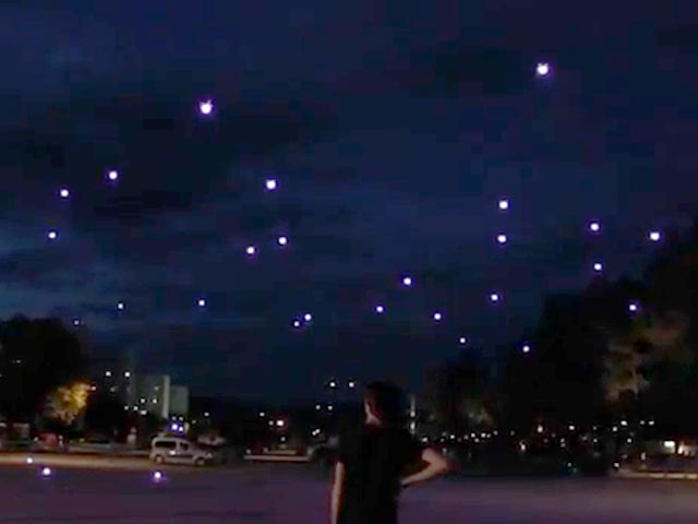 49 светящихся "НЛО" устроили танцы под музыку в небе над Дунаем