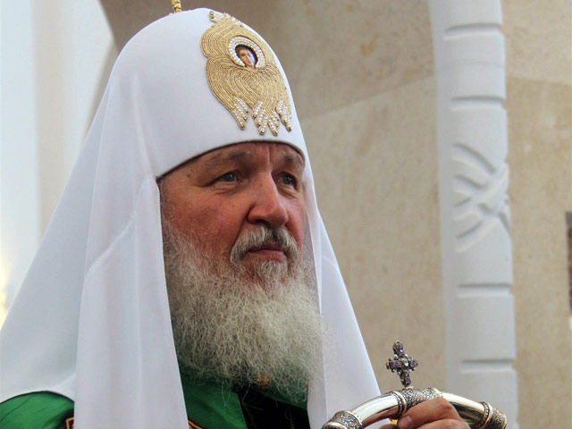 По словам патриарха Кирилла, наибольшее негодование у русских людей вызывало "глумление завоевателей над святынями, разграбление храмов, осквернение алтарей"