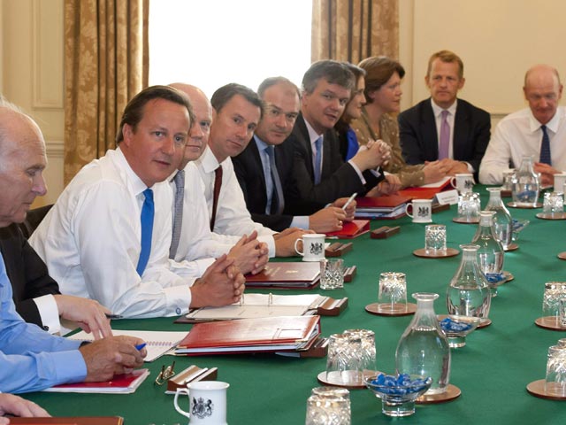 Три британских министра со слезами на глазах встретили сообщение об отставке, озвученное премьер-министром страны Дэвидом Кэмероном на закрытом заседании