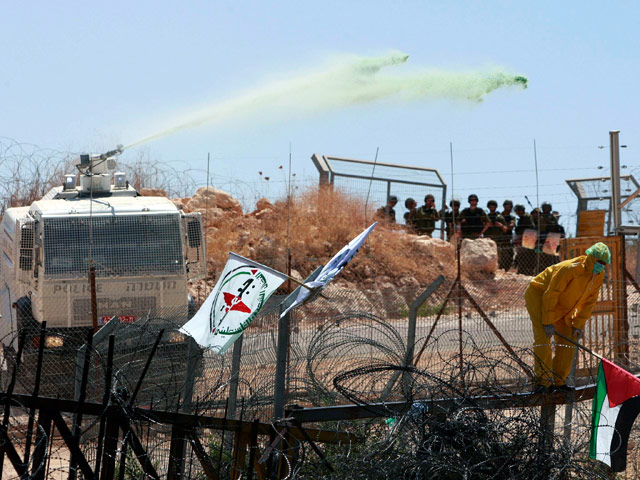 Израильская армия получила на свое вооружение новое средство для борьбы с палестинскими демонстрантами - это специальная смесь с крайне неприятным запахом и соответствующим названием - "Скунс"