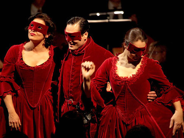 Легендарный миланский театр "Ла Скала" в четверг оперой Моцарта "Дон Жуан" открывает гастроли на исторической сцене Большого театра