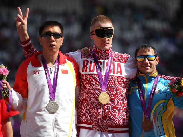 Россиянин Денис Гулин (на фото в центре) взял золото в тройном прыжке