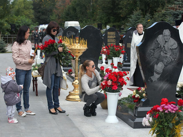 В Ярославле проходят траурные мероприятия, приуроченные к годовщине авиакатастрофы, унесшей жизни игроков хоккейного "Локомотива"