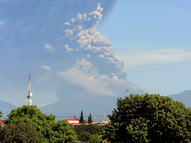 В настоящее время вулкан выбрасывает в атмосферу столпы пепла и дыма высотой 4 километра