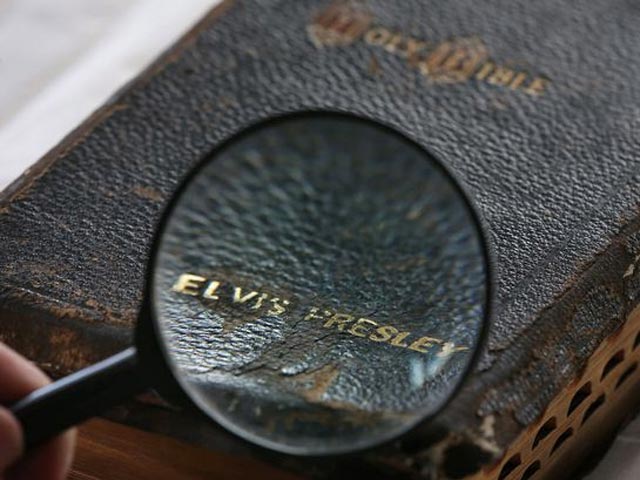 Экземпляр Библии, принадлежавший легендарному американскому певцу и киноактеру Элвису Пресли, ушел с аукциона Omega Auctions в британском городе Стокпорт за 59 тысяч фунтов стерлингов