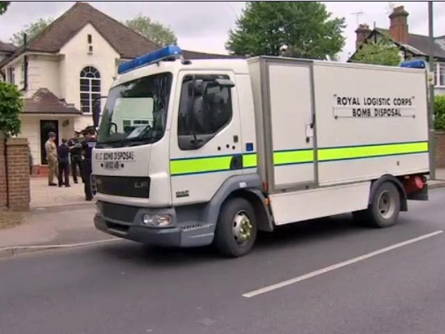 В Великобритании полицейские и взрывотехники выставили оцепление возле дома в Клейгейте под Лондоном, где проживала убитая во французских Альпах семья