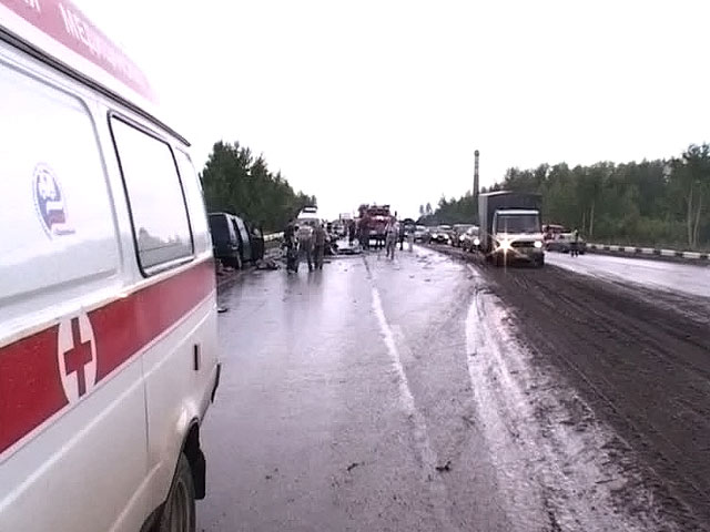 Сотрудник дорожно-патрульной службы УГИБДД Сахалинской области на своем автомобиле сбил двух женщин, одна из них скончалась
