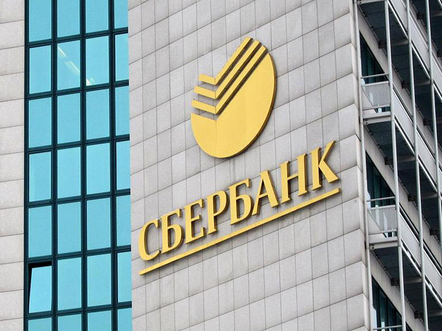Крупнейший российский банк "Сбербанк" возобновил переговоры с инвесторами в рамках приватизации 7,6-процентного пакета акций