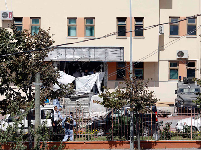 В Стамбуле во вторник по меньшей мере один человек погиб, еще 10 получили ранения в результате взрыва, прогремевшего у полицейского участка в районе Султангази