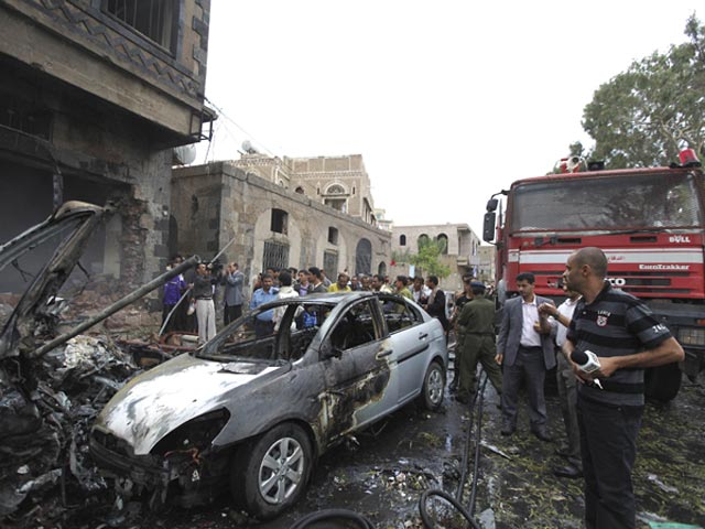 Теракт произошел в столице Йемена Сане - он был направлен против министра обороны страны генерал-майора Мухаммеда Насера Ахмеда Али, однако не достиг своей цели