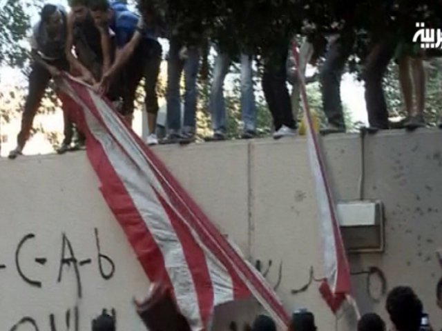 Большинство протестующих у посольства США в египетской столице к ночи разошлись по домам, и лишь несколько десятков человек продолжают свою акцию протеста