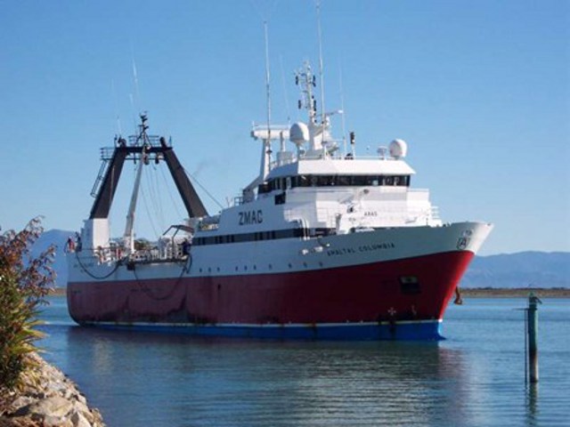Новозеландское рыболовецкое судно Amaltal Columbia терпит бедствие в Тихом океане примерно в 85 км от восточного побережья страны