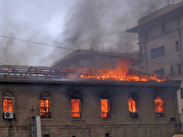 Более 60 человек погибли и еще 30 пострадали в результате пожара, возникшего на одном из швейных предприятий портового города Карачи на юге Пакистана, передает BBC со ссылкой на местные власти