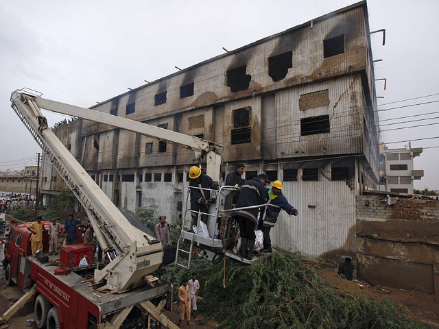 В Пакистане до 236 человек увеличилось число жертв пожара на швейной фабрике в крупнейшем пакистанском городе Карачи