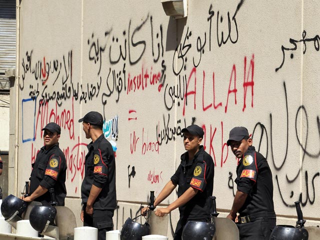 Египетская полиция арестовала четырех человек, проникших на территорию посольства США во время массовой акции протеста против нового скандального фильма о пророке Мухаммеде, снятого и выложенного в интернет американским гражданином