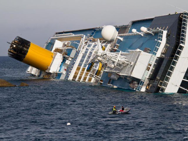 Капитан затонувшего лайнера Costa Concordia и глава кризисного центра компании-судовладельца знали, что судно идет ко дну, но вовремя не начали эвакуацию и, таким образом, ответственны за гибель людей