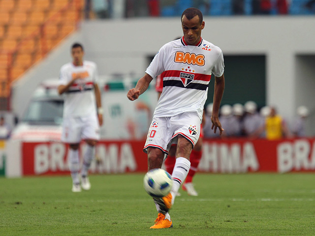 Знаменитый бразильский нападающий Ривалдо, выступающий за ангольский "Кабушпор", может завершить карьеру