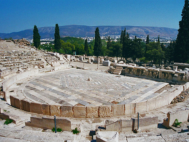 Театр Диониса - один из самых древних театров мира, он был построен в шестом веке до нашей эры и вмещал около 15 тысяч зрителей