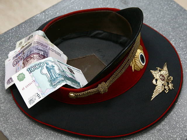 30-летняя майор полиции была задержана с поличным 12 сентября в 17:00 при получении 35 тысяч рублей прямо возле здания 26-го ОВД