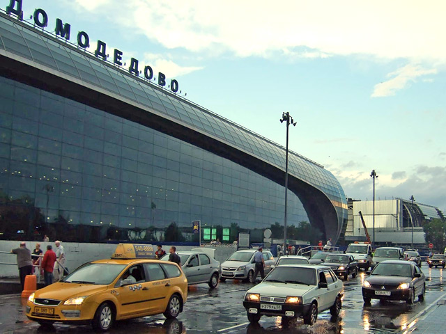 В аэропорту Домодедово к вынужденной посадке готовится Boeing-737, летевший в Узбекистан, у которого сработал датчик давления