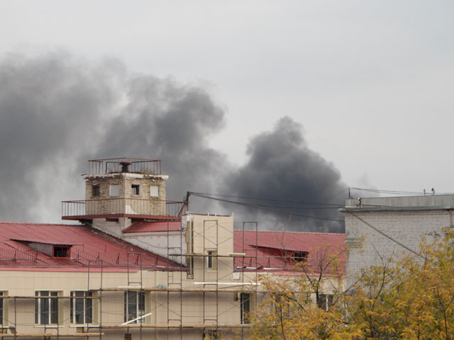 На юге Москвы горит трансформаторная подстанция, столб дыма поднимается на 20 м 