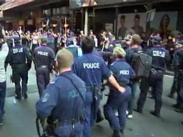 Полиция самого крупного города Австралии применила в субботу слезоточивый газ, чтобы разогнать наиболее агрессивно настроенных участников несанкционированной демонстрации протеста у здания генконсульства США
