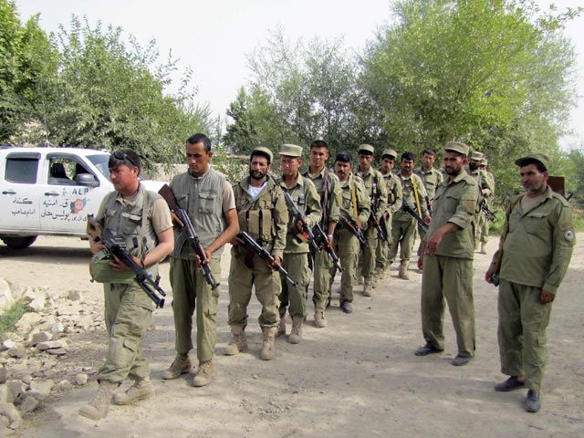 Неизвестные вооруженные люди в форме сотрудников афганской полиции в воскресенье застрелили четверых военнослужащих НАТО на юге Афганистана, говорится в заявлении международных сил содействия безопасности