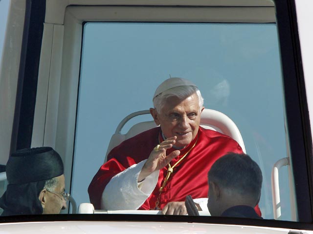В ходе второго дня своего визита в Ливан Папа Римский Бенедикт XVI призвал многоконфессиональный Ливан стать примером мира и религиозного сосуществования в неспокойном ближневосточном регионе