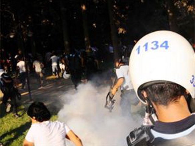 Турецкая полиция применила слезоточивый газ для разгона несанкционированного митинга протеста против политики властей в отношении Сирии