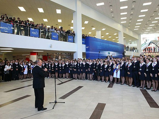 Волонтерам АТЭС "подорвали веру в государство": вместо обещанного Путиным круиза молодежи предложили грязную китайскую гостиницу