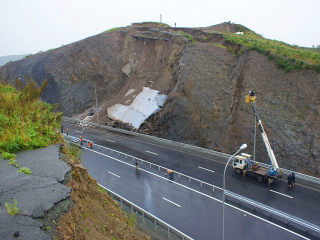 Дороги, построенные специально к саммиту АТЭС, оказались ненадежны: трасса за 29 миллиардов рублей обвалилась во Владивостоке - уже во второй раз
