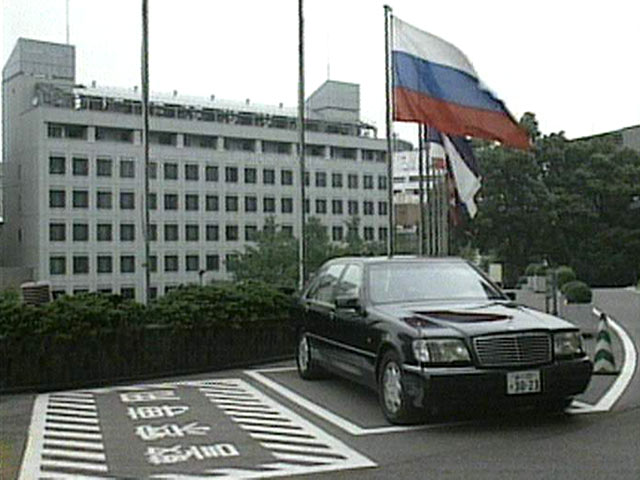 Токийская полиция арестовала неизвестного, попытавшегося устроить поджог у ворот российского представительства в Японии. Мужчина воспламенил канистру с керосином, не выходя из собственного автомобиля