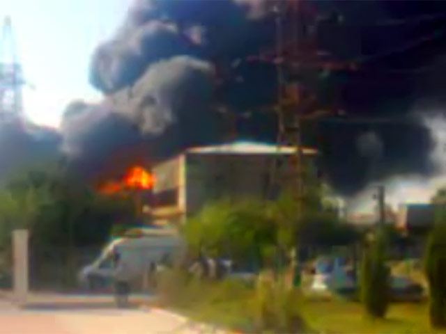 На одном из заводов Сумгаита, крупного промышленного центра в 25 километрах от столицы Азербайджана Баку, в понедельник произошел мощный взрыв