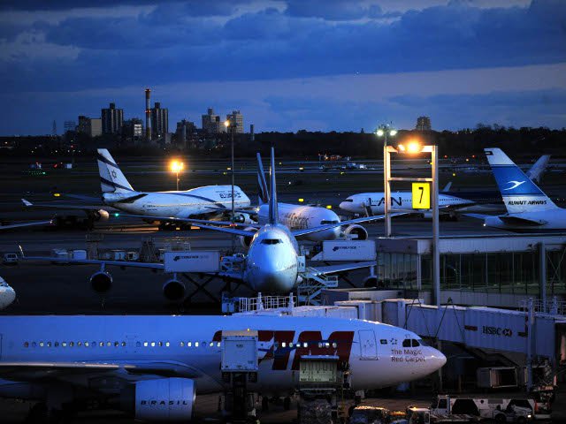 В международном аэропорту имени Джона Кеннеди в Нью-Йорке два пассажирских самолета совершили экстренную посадку из-за анонимного сообщения об угрозе взрыва бомбы на борту