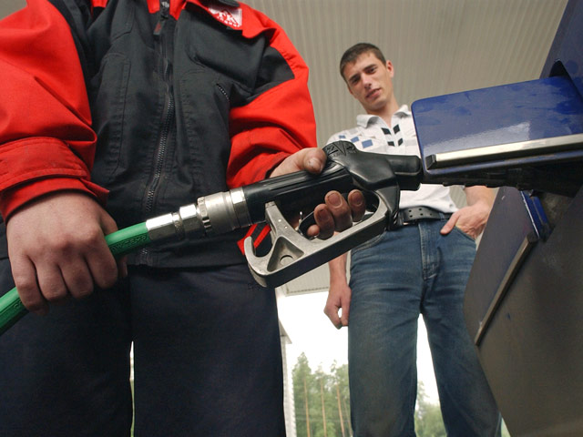 Потребительские цены на автомобильный бензин в России за первую неделю сентября повысились на 0,2%. По данным Росстата, средняя цена бензина на российских автозаправках достигла 27,72 рублей за литр. Дизтопливо подорожало с 28,22 до 28,3 рубле за литр