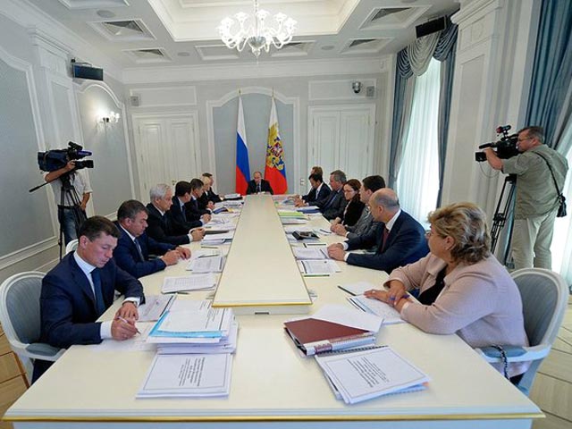 Владимир Путин проводит совещание по проекту федерального бюджета на 2013&#8211;2015 годы