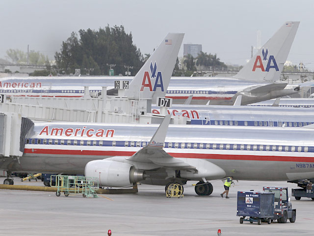 Третий по размерам авиаперевозчик в США компания American Airlines отправила уведомления 11 тысячам сотрудников о том, что они могут потерять работу из-за реорганизации компании
