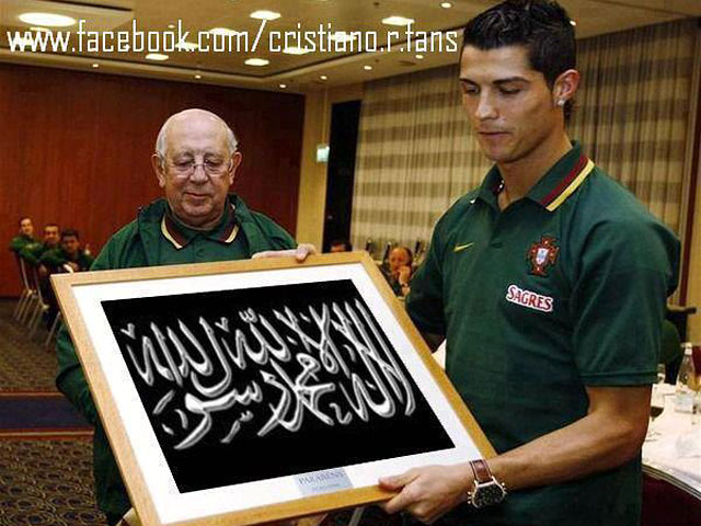 Недавно в иранских СМИ была опубликована фотография знаменитого португальского футболиста Криштиану Роналду, держащего в руках фоторамку с текстом на арабском языке: "Нет Бога, кроме Аллаха"