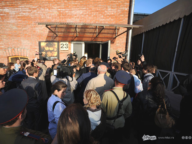 Открытие выставки "Духовная брань" в центре современного искусства "Винзавод", посвященную участницам Pussy Riot, сорвали около 20 донских казаков
