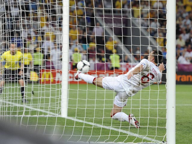 На ЕВРО-2012 судьи не заметили гол, забитый сборной Украины в ворота англичан, когда Джон Терри выбил мяч уже пересекший линию ворот