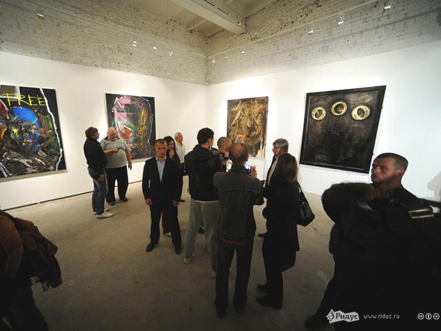 В московскую полицию поступило сообщение о заложенном взрывном устройстве в павильоне Марата Гельмана в Центре современного искусства "Винзавод" в Москве, где открылась уже ставшая скандальной выставка "Духовная брань"